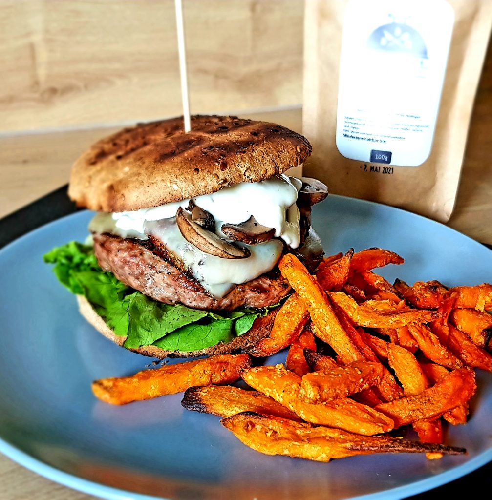 Burger mit Aioli, BaconZwiebel Ringen und Pilzen element BBQ