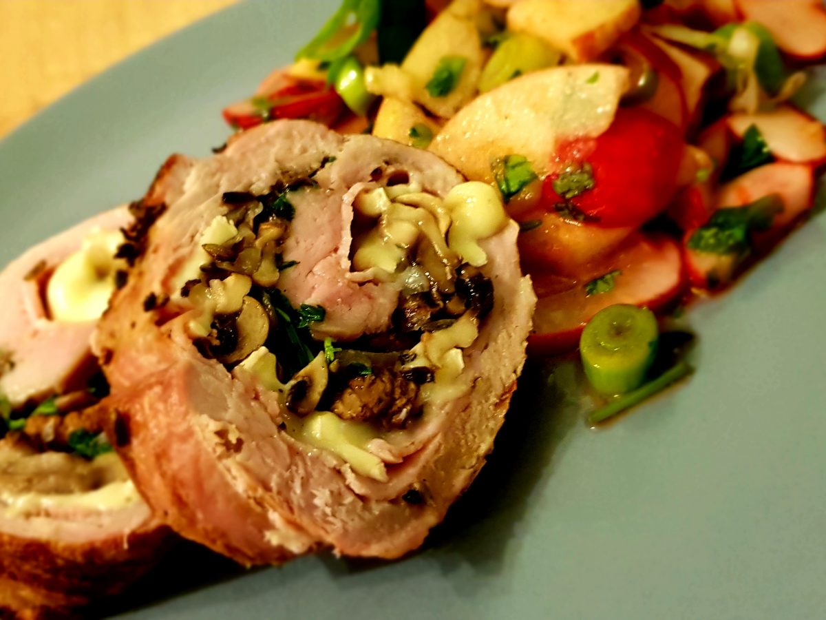 Gefülltes Schweinefilet mit Apfel / Radieschen Salat - element BBQ