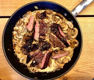 Pasta mit Rinderstreifen auf einer Pilz Pfeffer Sahne Soße – schnell und einfach